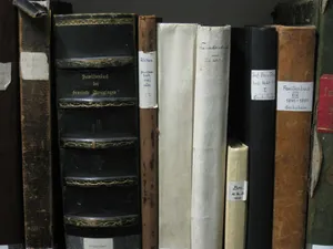 Alte Bücher in einem Regal