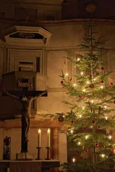 Bonfeld Evang. Kirche. Kanzelwand mit Weihnachtsbaum (2015)