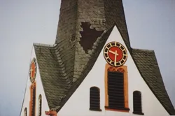 Quelle: Landeskirchliches Archiv Karlsruhe Legelshurst Kirchturm nach Orkan Lothar (1999)