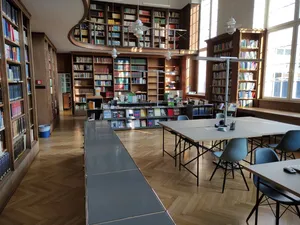 Blick durch den Lesesaal zu den Aufsichtsplätzen