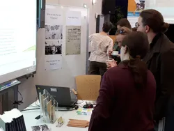 Quelle: Landeskirchliches Archiv Karlsruhe Markt der Möglichkeiten 2019 Stand bevölkert