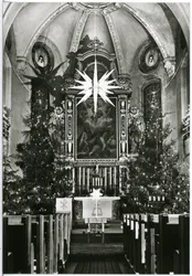 Quelle: Brück und Sohn, Meißen, SLUB / Deutsche Fotothek / Wikimedia Commons, Postkarte, http://www.deutschefotothek.de/documents/obj/71851716 Kirche Moritzburg bei Dresden (1979)