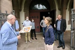 Kolleg:innen überreichen Geschenke