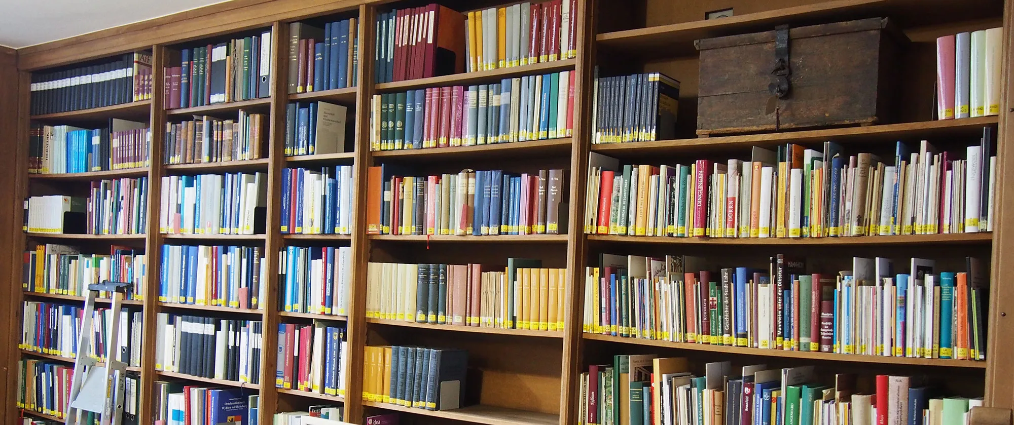 Präsenzbibliothek des Lesesaals im Evangelischen Oberkirchenrat