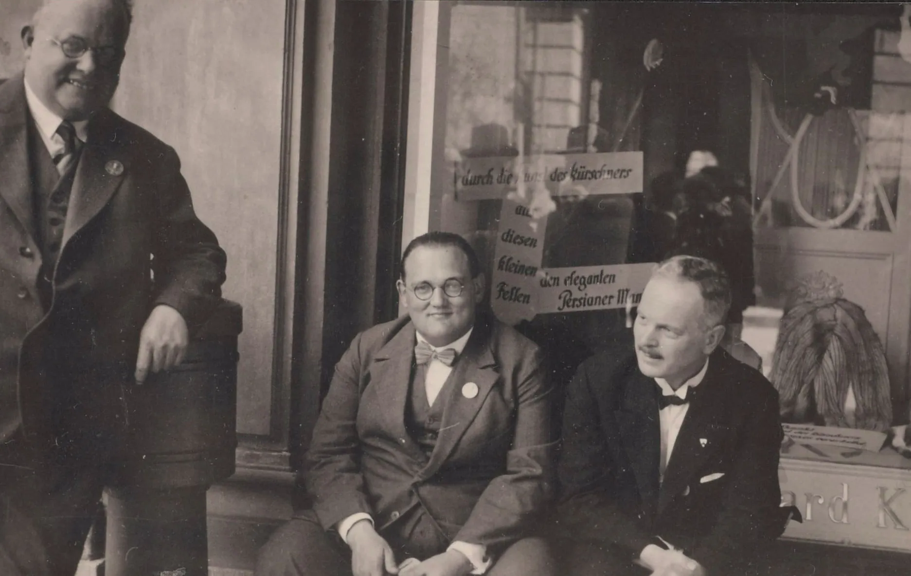 Pfarrer Rudolf Emlein, Eugen Speck und Paul Rößger vor einem Mannheimer Kürschnerladen (1. Mai 1934)