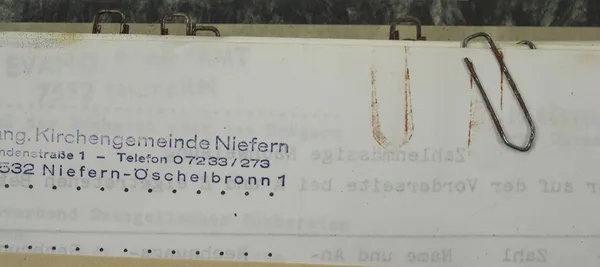 Alte Büroklammer halten ein altes Schreiben zusammen